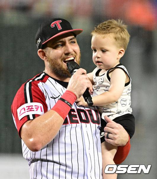 [OSEN=잠실, 지형준 기자] 프로야구 LG 트윈스가 극적인 끝내기 승리로 4연승을 이어갔다.LG는&nbsp;11일 잠실구장에서 열린 2024 KBO리그 NC와&nbsp;경기에 4-3 끝내기 승리를 거뒀다. 1-3으로 뒤진 9회말 오스틴의 솔로 홈런, 박동원의 역전 끝내기 2타점 2루타가 터졌다.&nbsp;&nbsp;LG 오스틴이 아들을 안고 히어로 인터뷰를 하고 있다. 2024.08.11 / jpnews@osen.co.kr
