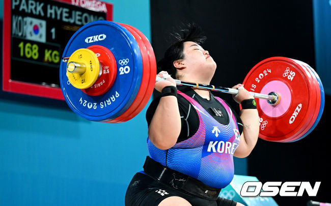 [OSEN=파리(프랑스), 최규한 기자] 11일(한국시간) 프랑스 팔이 사우스 파리 아레나6에서 ‘2024 파리올림픽’ 역도 여자 81㎏ 초과급 결선이 열렸다.박혜정은 인상 131kg로 한국신기록을 작성했다. 이어진 용상에서 168kg를 들어 합계 299kg로 한국신기록을 작성하며 파리올림픽 은메달을 확정지었다.박혜정이 용상 168kg 2차 시기에서 바벨을 들어올리고 있다. 2024.08.11 / dreamer@osen.co.kr