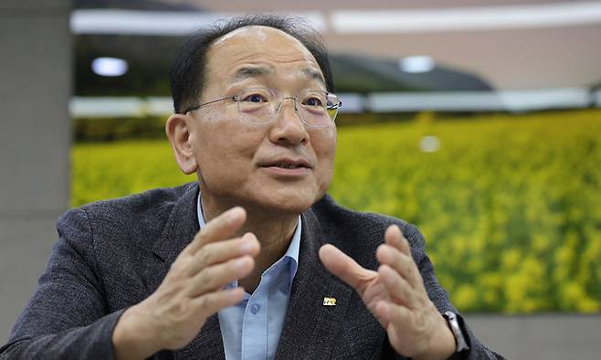 이성해 국가철도공단 이사장이 8일 서울 용산구 국가철도공단 수도권본부 이사장 집무실에서 “모든 역량을 현장에 집중해 GTX 등 적기 준공에 힘쓰겠다”고 밝히고 있다. 이재문 기자