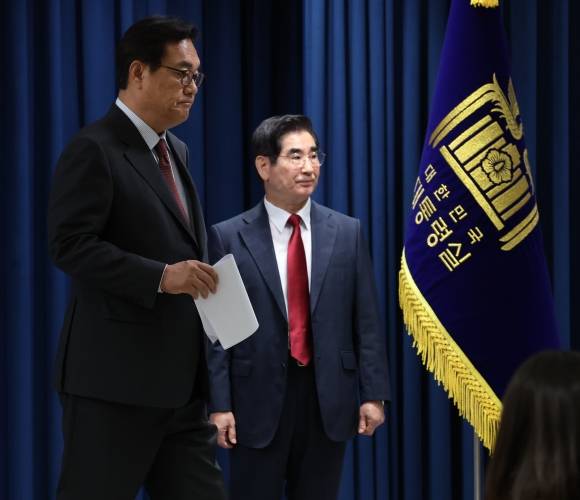 정진석(왼쪽) 대통령실 비서실장이 12일 용산 대통령실 브리핑룸에서 김용현 국방부 장관 후보자를 소개하고 단상을 내려오고 있다. 뉴스1
