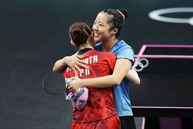 한국 신유빈이 3일 파리올림픽 탁구 여자단식 동메달결정전에서 일본 하야타 히나에 패한 뒤 상대 선수를 포옹하며 축하해주고 있다. Getty Images코리아