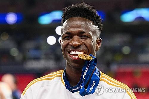 스페인 매체 아스가 13일(한국시간) 사우디아라비아 국부펀드(PIF)가 레알 마드리드에게 연락해 비니시우스 영입을 추진하고 있고 수일 내 역사적인 제안을 할 거라고 전했다.&nbsp;레알 마드리드는 10억 유로의 바이아웃을 발동시켜야 한다고 전했다. 사우디는 충분히 감당할 수 있을 듯 보인다. 비니시우스에게 연봉 10억유로를 제안했기 떄문이다. 연합뉴스