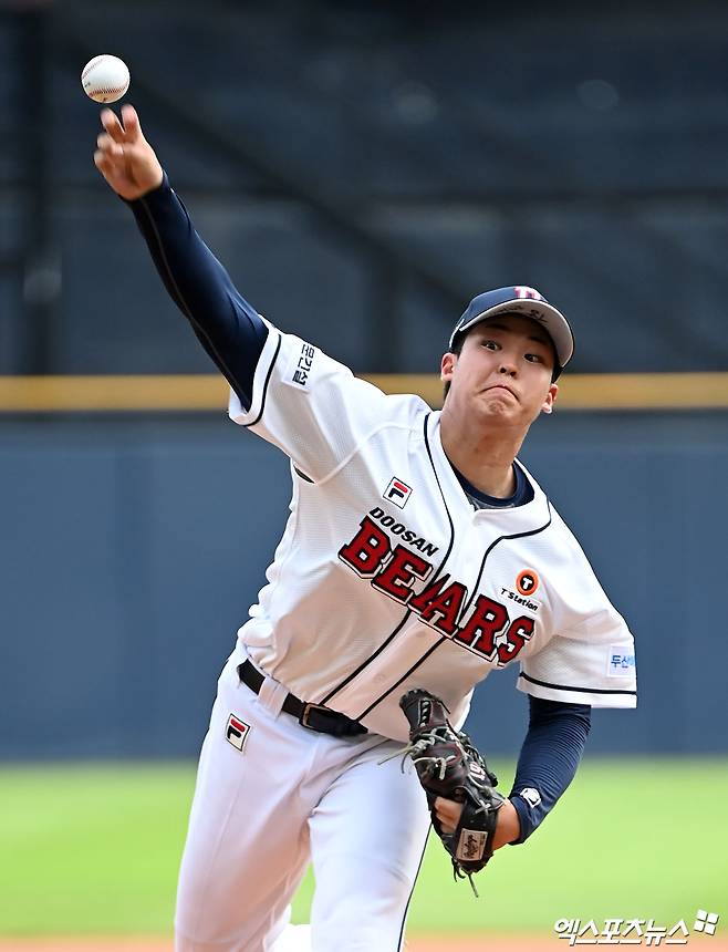 25일 오후 서울 송파구 잠실야구장에서 열린 '2024 신한 SOL Bank KBO리그' 키움 히어로즈와 두산 베어스의 경기, 1회초 두산 선발투수 시라카와가 공을 힘차게 던지고 있다. 엑스포츠뉴스 DB