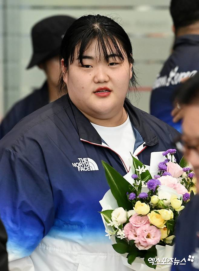 파리 올림픽 역도 은메달리스트 박혜정이 13일 인천국제공항을 통해 대한민국 본진 선수단 귀국 때 함께 들어와 포즈를 취하고 있다. 한국 선수단은 이번 대회에서 20살 안팎의 어린 선수들이 괴력을 발휘하며 깜짝 메달을 쏟아냈다. 한국은 2008 베이징 올림픽, 2012 런던 올림픽에서 기록했던 역대 최대 금메달과 타이를 기록했다. 한국은 금메달 13개, 은메달 9개, 동메달 10개를 획득해 종합 순위 8위로 대회를 마쳤다. 인천공항, 고아라 기자