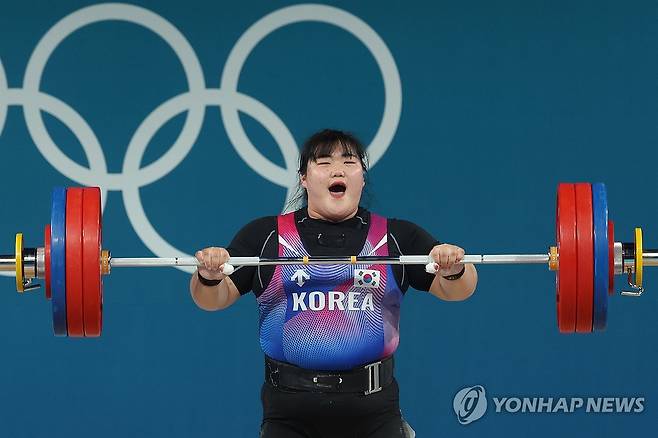 박혜정 '성공이다!' (파리=연합뉴스) 임화영 기자 = 11일(현지시간) 프랑스 파리 사우스 파리 아레나에서 열린 2024 파리올림픽 역도 여자 81kg급에 출전한 박혜정이 용상 2차 시기에서 168kg 도전을 성공한 뒤 기뻐하고 있다. 2024.8.12 hwayoung7@yna.co.kr