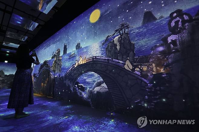 '구름이 걷히니 달이 비치고 바람 부니 별이 빛난다' (서울=연합뉴스) 강민지 기자 = 13일 오후 서울 중구 DDP에서 간송미술관 미디어 전시 '구름이 걷히니 달이 비치고 바람 부니 별이 빛난다' 간담회 참석자가 전시를 둘러보고 있다. 2024.8.13 mjkang@yna.co.kr