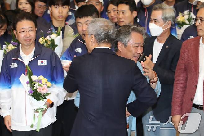 이기흥 대한체육회장이 파리 올림픽을 마치고 13일 인천국제공항을 통해 귀국해 유인촌 문화체육관광부 장관과 포옹하고 있다. 대한민국은 2024파리올림픽에서 총 32개의 메달(금 13, 은 9, 동 10)과 종합순위 8위라는 '역대급 성과'를 기록했다.2024.8.13/뉴스1 ⓒ News1 이승배 기자