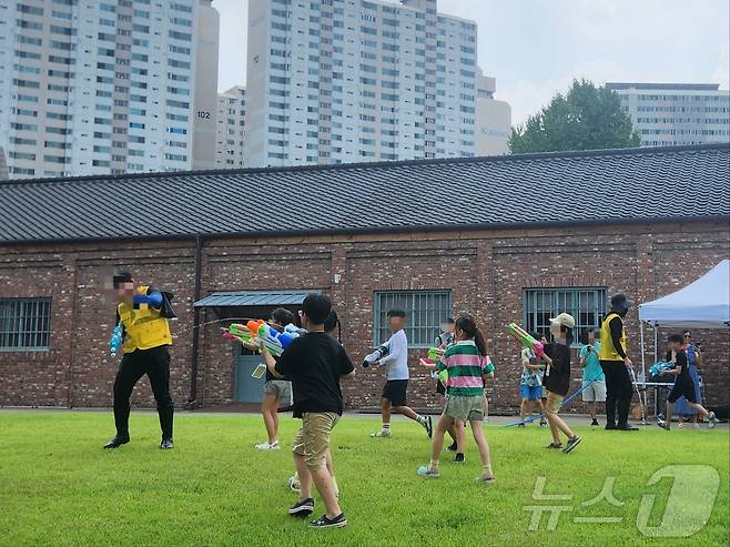 14일 오후 서울 서대문구 서 대문형무소 여옥사 부속창고 앞에서 아이들이 물총 체험을 하고 있다. ⓒ 뉴스1 김예원 기자