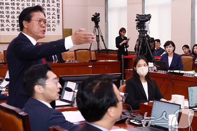 송석준 국민의힘 의원이 14일 오후 서울 여의도 국회에서 열린 김영철 서울북부지검 차장검사 '탄핵소추사건 조사'와 관련한 청문회에서 송 의원이 전현희 더불어민주당에게 한 "그분(권익위원회 간부)의 죽음에 본인은 죄가 없는가＂라는 발언을 두고 정청래 법사위원장이 사과하라고 하자 항의하고 있다. 2024.8.14/뉴스1 ⓒ News1 김민지 기자