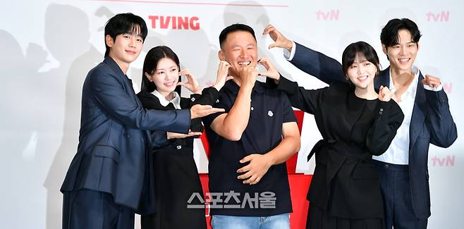 배우 정해인, 정소민, 김지은, 윤지온이 유제원 감독과14일 신도림 라마도호텔에서 열린 tvN 새드라마 ‘엄마친구아들’ 제작발표회 무대에 올라 포토타임을 갖고 있다. 연출: 유제원, 출연:정해인, 정소민,김지은,윤지온. 2024.08.14.  강영조기자 kanjo@sportsseoul.com