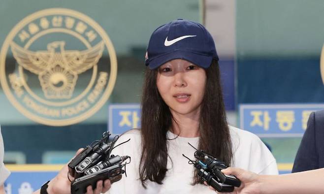 민희진 어도어 대표가 지난 9일 오후 '업무상 배임' 혐의 관련 첫 소환 조사를 마친 뒤 서울 용산경찰서를 나서며 취재진 질문에 답하고 있다. [이미지출처=연합뉴스]