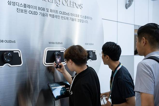 K-디스플레이 2024'에 참가한 삼성디스플레이의 '라운드 랩(Round Lab)'에서 관람객들이 올레도스를 관람하는 모습ⓒ삼성디스플레이