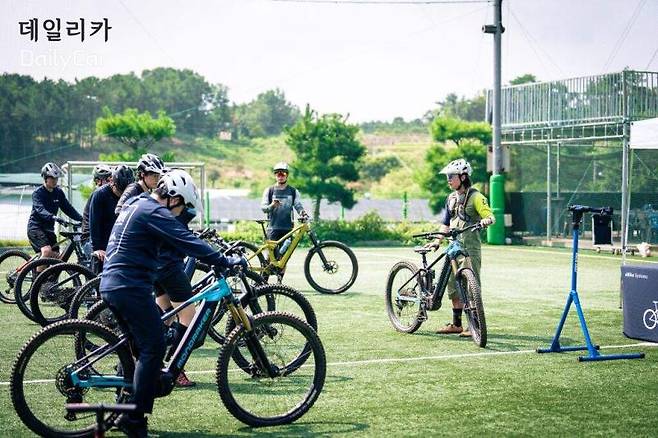 보쉬 전기모터와 배터리가 탑재된 전기 자전거