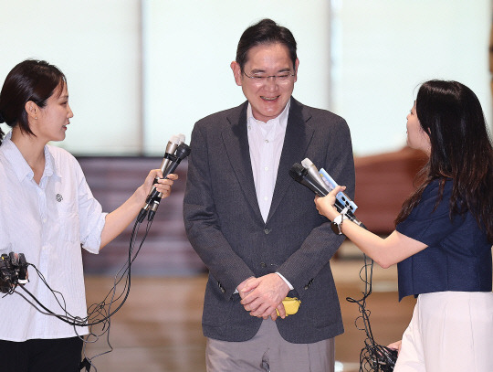 파리 올림픽 참관 등 유럽 출장을 마친 이재용 삼성전자 회장이 지난 7일 오후 서울 강서구 서울김포비즈니스항공센터(SGBAC)를 통해 귀국하고 있다. [연합뉴스]