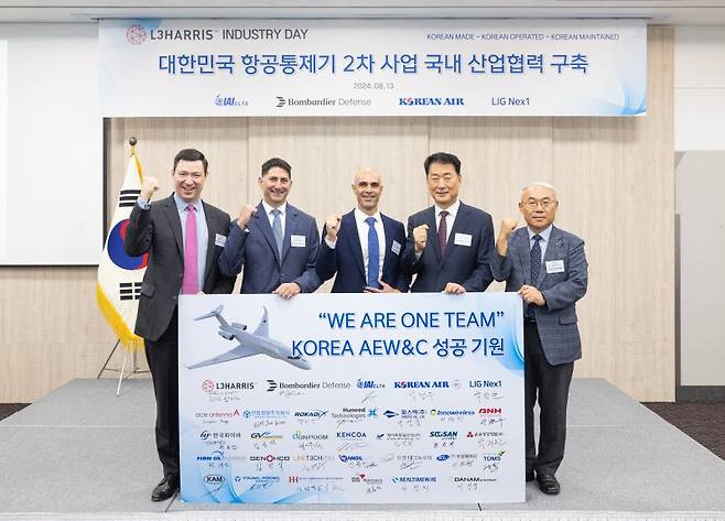 제이슨 W 램버트 L3해리스 ISR 사장(왼쪽 첫번째), 박정우 대한항공 항공우주사업본부장(왼쪽 네번째)가 지난 13일 서울 영등포구 공군호텔에서 열린 'L3 인더스트리 데이' 행사에서 관계자들과 기념촬영을 하고 있다. 대한항공 제공