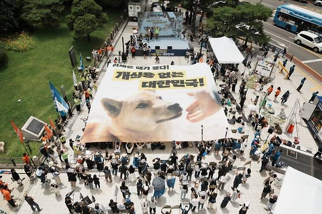 지난해 초복을 앞둔 7월 8일 서울 종로구 인근에서 열린 ‘2023 개식용 종식 촉구 국민대집회’에 모인 사람들.(제공=동물자유연대)