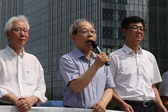 항일혁명가기념단체연합이 13일 광화문광장에서 김형석 독립기념관장 임명 철회 촉구 기자회견을 연 가운데 이준식 전 독립기념관장이 마이크를 들고 발언하고 있다. 연합뉴스