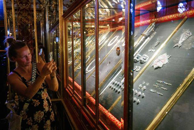 유럽에서 가장 큰 보석 컬렉션을 소장하고 있는 독일 드레스덴의 그뤼네 게뵐베(녹색금고) 박물관에서 13일 회수된 보석 공개 기자회견 중 한 참가자가 전시된 보석들을 촬영하고 있다. 1723년 작센 왕국의 아우구스트 1세에 건립된 그뤼네 게뵐베 박물관은 유럽의 보석상자라 불릴 만큼 화려한 보석들을 소장·전시해 전 세계 관광객들이 몰려드는 곳으로 지난 2019년 1억 2,000만 달러(약 1,632억 원) 상당의 다이아몬드를 비롯한 보석을 도난당했으며 이 중 일부 보석이 회수돼 다시 전시장에 자리를 잡았다. 드레스덴=EPA 연합뉴스