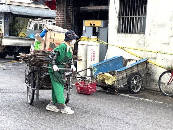 광주광역시 남구 방림동에서 한 노인이 폭염 속에 리어카를 끌고 파지를 줍고 있다. 천권필 기자