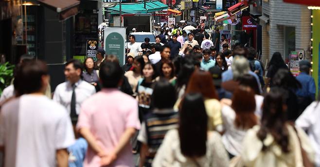 서울 명동 거리에 시민들이 걷고 있는 모습. 연합뉴스