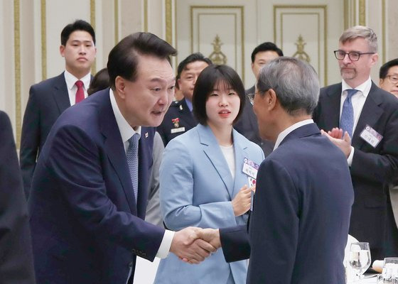 윤석열 대통령이 14일 청와대 영빈관에서 열린 제79주년 광복절 계기 독립유공자 후손 초청 오찬에 입장하며 이동일 (사)대한민국순국선열유족회장과 인사하고 있다. 대통령실사진기자단