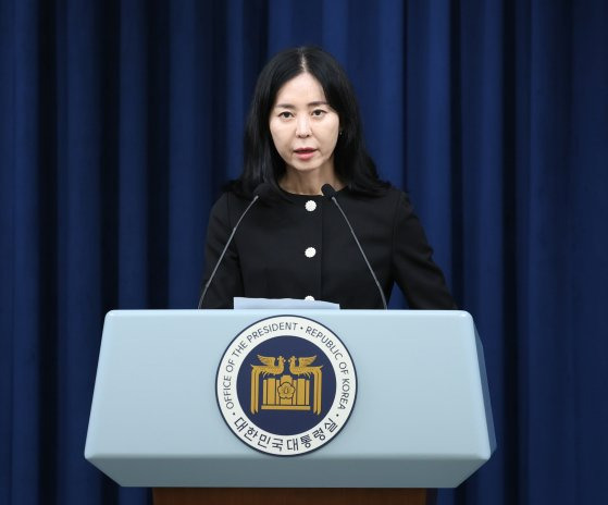 정혜전 대통령실 대변인이 14일 서울 용산 대통령실 청사 브리핑룸에서 야당의 정치공세 비판 및 현안관련 브리핑을 하고 있다. 뉴스1