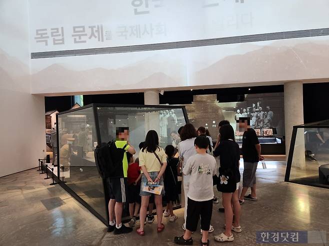 독립기념관에서 전시 설명을 듣는 시민들. /사진=신현보 기자