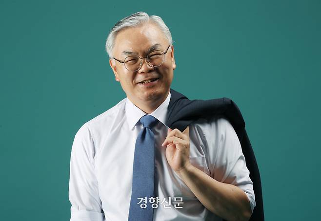 판사·검사 경력 없이 임명된 최초의 대법관으로 6년간의 임기를 마치고 지난 1일 퇴임한 김선수 전 대법관이 8일 경향신문과 인터뷰하기 전 사진촬영에 응하고 있다. 1985년 사법시험(27회)에 수석 합격했으면서도 판검사가 아닌 노동 변호사의 길을 걸은 그는 오는 9월부터 사법연수원 석좌교수로 활동한다. 대법원장이나 대법관이 퇴임 후 대형 로펌에서 ‘전관예우’를 누리는 데 대한 비판이 끊이지 않는 가운데 그는 “6년 전 인사청문회에서 밝힌 대로 변호사 활동, 특히 영리적 목적의 송무활동을 하지 않겠다”고 확언했다. 김 전 대법관은 “현시점의 사법개혁 과제들을 입법하는 데 기여하고 싶다”고 했다.  서성일 선임기자 centing@kyunghyang.com