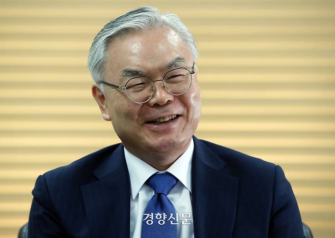 김선수 전 대법관이 8일 서울 정동 경향신문사에서 인터뷰를 하고 있다. 2024.08.08 / 서성일 선임기자