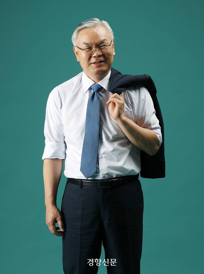 김선수 전 대법관이 8일 서울 정동 경향신문사에서 인터뷰 시작에 앞서 포즈를 취하고 있다. 2024.08.08 / 서성일 선임기자