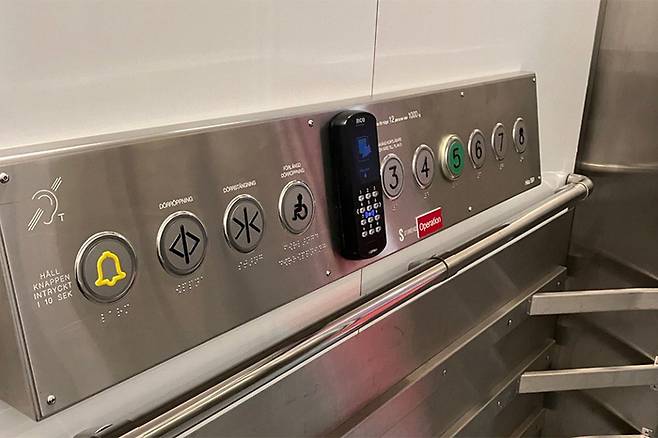 후딩예 카롤린스카 대학병원의 엘리베이터는 픽토그램과 점자, 낮은 높이와 큰 버튼으로 장애·아동친화적이다. 윤정원 제공