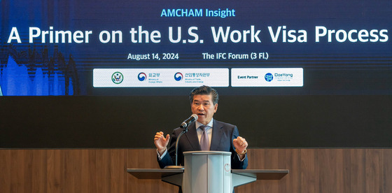 Amcham Chairman & CEO James Kim speaks at a seminar on the U.S. work visa process Wednesday at the IFC Mall in Yeouido, western Seoul.[AMCHAM]