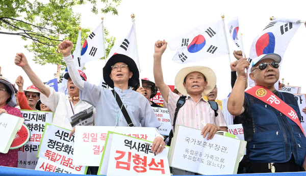 독립유공자 후손으로 구성된 광복회 회원들이 13일 서울 용산구 대통령실 인근 전쟁기념관 앞에서 열린 김형석 독립기념관장 사퇴 촉구 집회에 참석해 구호를 외치고 있다. 권현구 기자