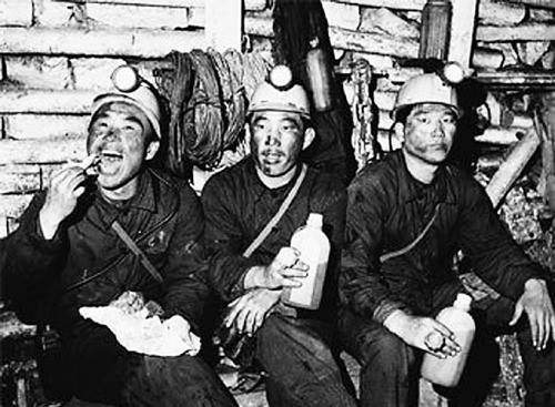 우리 정부가 1960년대 독일에 파견한 광부와 간호사가 벌어들인 외화는 경제 발전의 초석이 됐다. 사진은 1964년 독일의 한 탄광 갱도에서 휴식 중 간식을 먹는 파독 한인 광부들. 국민일보DB