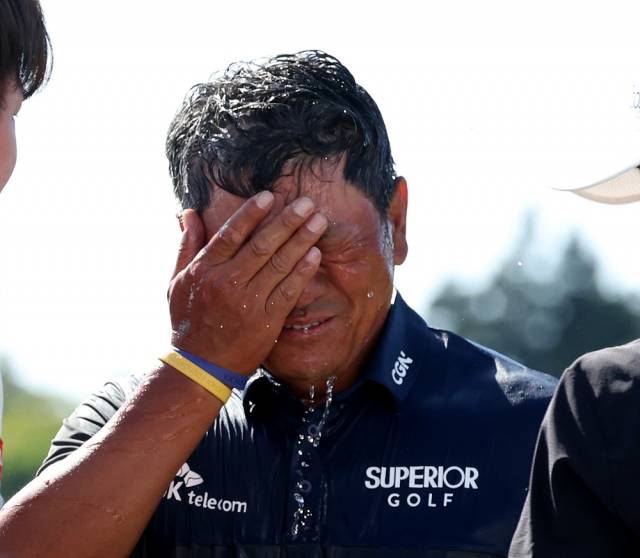 지난 5월 열린 KPGA투어 SK텔레콤 오픈에서 우승한 최경주가 챔피언 퍼트를 마친 뒤 후배들의 축하 물세례를 받으면서 감격의 눈물을 흘리고 있다. KPGA
