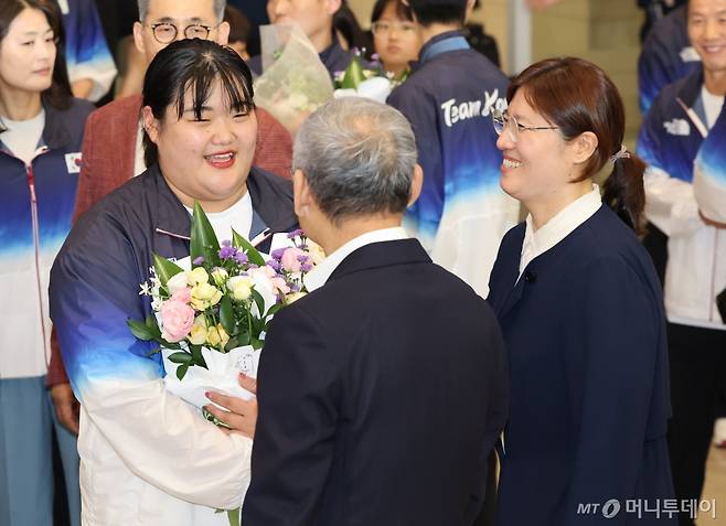 [인천공항=뉴시스] 황준선 기자 = 2024 파리올림픽 역도에 출전한 박혜정(왼쪽부터)과 유인촌 문화체육관광부 장관, 장미란 문화체육관광부 차관이 13일 오후 인천국제공항을 통해 귀국하며 대화하고 있다. 2024.08.13. hwang@newsis.com /사진=황준선