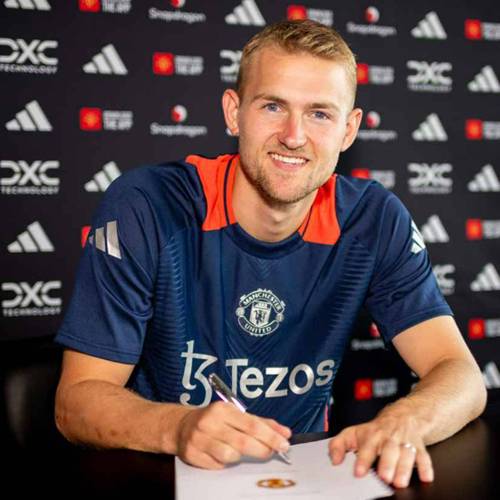 맨유는 14일(한국시간) 데 리흐트 영입을 발표했다. 데 리흐트는 맨유에서 등번호 4번을 배정받은 가운데 2029년까지 계약을 체결했다. 데 리흐트는 맨유 이적 발표 후 자신의 SNS를 통해 '바이에른 뮌헨의 팬 한 명 한 명에게 감사함을 전한다. 나는 아름다운 클럽에서 놀라운 2년을 보냈다. 바이에른 뮌헨과 같은 클럽에서 활약한 것은 영광이었다. 우리는 함께 잊을 수 없는 순간들을 보냈다. 타이틀을 획득했고 수 차례 놀라운 챔피언스리그 경기를 치렀다. 이 추억은 영원히 나와 함께할 것'이라고 전했다./맨체스터 유나이티드