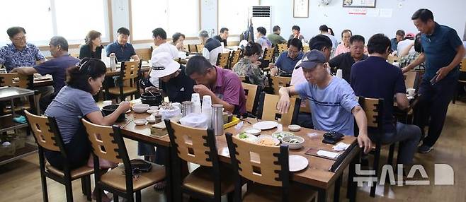 [청주=뉴시스] 서주영 기자 = 말복인 14일 충북 청주시 청원구 우암동의 한 삼계탕 집이 손님들로 북적이고 있다. 2024.08.14. juyeong@newsis.com