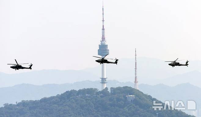 [서울=뉴시스] 김명년 기자 = 14일 오후 서울 종로구 광화문 일대에서 육군 아파치 헬기가 국군의 날 행사 준비 훈련 비행을 하고 있다. 2024.08.14. kmn@newsis.com