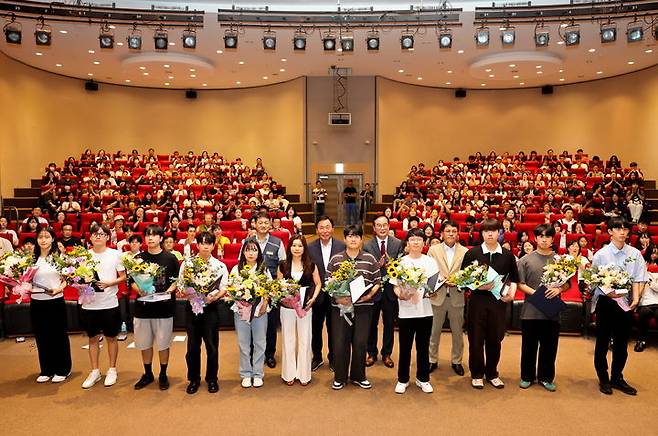 [부산=뉴시스] 한국수력원자력 고리원자력본부는 발전소 주변지역 학생 306명(대학생 254명, 고등학생 38명, 체육특기 14명)에게 장학금 총 4억2100만원을 전달했다고 14일 밝혔다. (사진=고리원자력본부 제공) *재판매 및 DB 금지