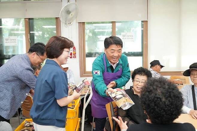 [부산=뉴시스] 부산 남구 감만종합사회복지관은 14일 지역 내 어르신 60여명을 모시고 말복 맞이 특식 행사를 열었다. 사진은 오은택(가운데) 남구청장이 어르신들에게 삼계탕 밀키트를 나눠주고 있다. (사진=남구청 제공) 2024.08.14. photo@newsis.com *재판매 및 DB 금지