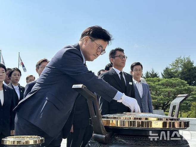 [대전=뉴시스] 김도현 기자 = 14일 오전 대전 유성구 국립대전현충원에서 '광복 79주년 및 홍범도 장군 귀환 3주년기념식'에 참석한 우원식 국회의장이 분향하고 있다. 2024.08.14. kdh1917@newsis.com