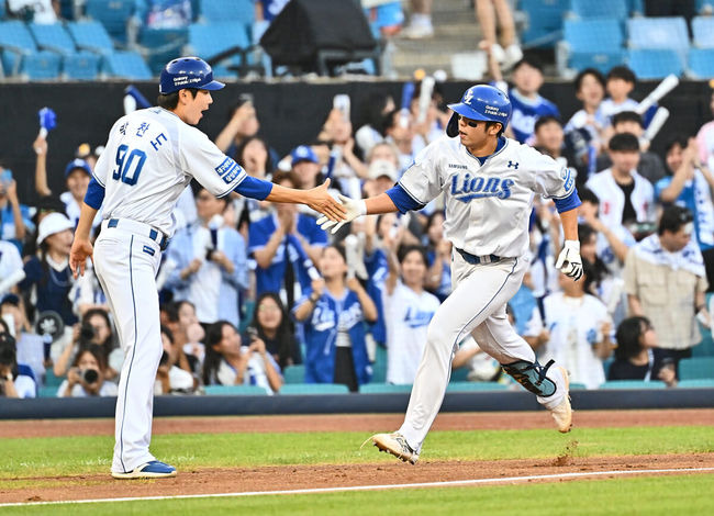 [OSEN=대구, 이석우 기자] 13일 대구삼성라이온즈파크에서 2024 신한 SOL 뱅크 KBO 리그 삼성 라이온즈와 KT 위즈의 경기가 열렸다. 홈팀 삼성은 백정현이 방문팀 KT는 엄상백이 선발 출전했다. 삼성 라이온즈 김영웅이 1회초 2사 우중월 솔로 홈런을 치고 하이파이브를 하고 있다. 2024.08.13 / foto0307@osen.co.kr