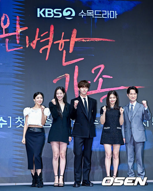 [OSEN=지형준 기자] 14일 오후 서울 구로구 신도림 더 세인트에서 KBS 2TV 수목드라마 ‘완벽한 가족’ 제작발표회가 열렸다.‘완벽한 가족’(연출 유키사다 이사오/제작 빅토리콘텐츠/ⓒ함창석, 주은/대원씨아이)은 누가 봐도 행복하고 완벽해 보이는 가족이 딸의 살인으로 인해 점점 서로를 의심하게 되는 미스터리 스릴러 드라마다.배우 윤세아, 최예빈, 이시우, 박주현, 김명철이 포토타임을 하고 있다. 2024.08.14 / jpnews@osen.co.kr