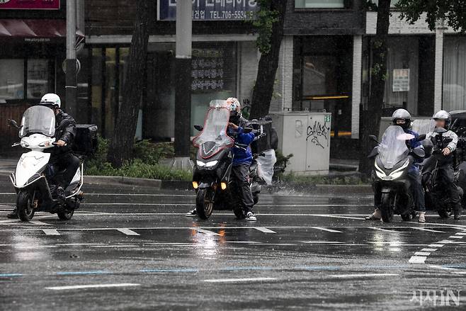 7월13일 서울 마포구 창전동 일대에 폭우가 쏟아지는 가운데 오토바이 라이더들이 배달을 하고 있다.ⓒ시사IN 신선영