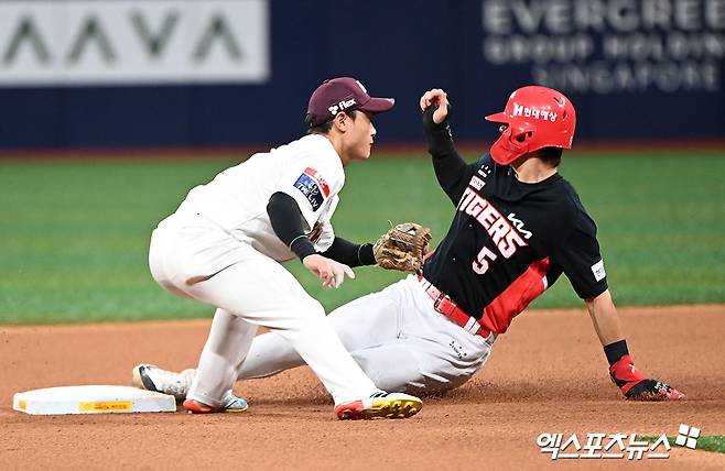 13일 오후 서울 구로구 고척스카이돔에서 열린 '2024 신한 SOL Bank KBO리그' KIA 타이거즈와 키움 히어로즈의 경기, 8회초 2사 1루 KIA 김도영이 2루 도루에 성공하고 있다. 엑스포츠뉴스 DB