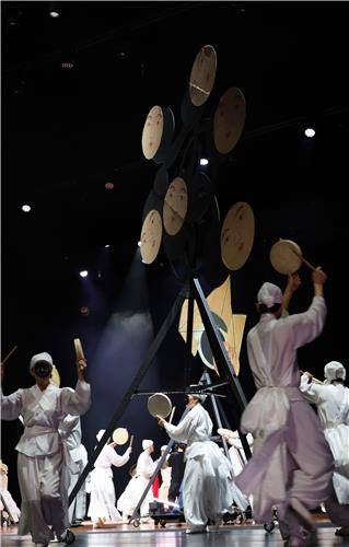 잡색X 3막, 샘굿 (전주=연합뉴스) 나보배 기자 = 전주세계소리축제가 개막한 14일, 한국소리문화전당 모악당에서 개막공연 '잡색X'가 무대에 올라 있다. 2024.8.14