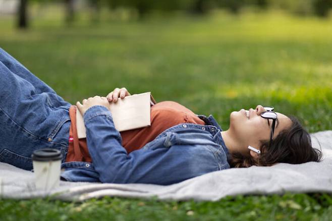 뛰어난 두뇌를 가졌다고 알려진 사람 중 일반적으로 보기에 특이한 행동을 보인 경우가 많다. [사진=게티이미지뱅크]