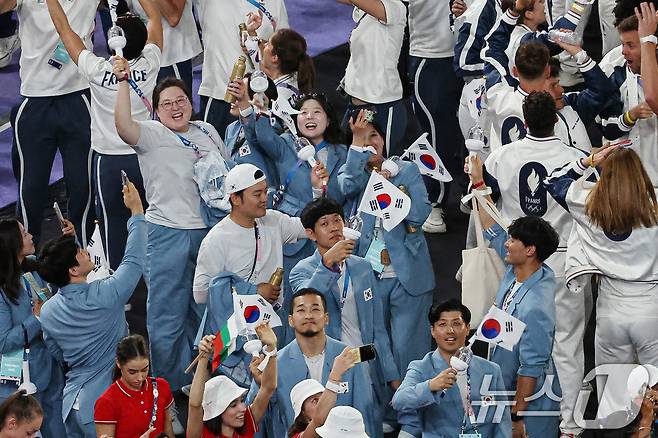 12일(한국시간) 프랑스 파리 스타드 드 프랑스에서 열린 2024 파리올림픽 폐막식에 대한민국 선수단이 입장하고 있다. (공동취재) 2024.8.12/뉴스1 ⓒ News1 이동해 기자