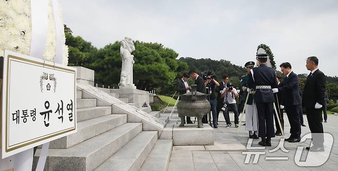 우원식 국회의장이 제79주년 광복절인 15일 오전 서울 동작구 국립현충원 독립유공원 묘역 내 충열대를 찾아 참배하고 있다. 2024.8.15/뉴스1 ⓒ News1 임세영 기자